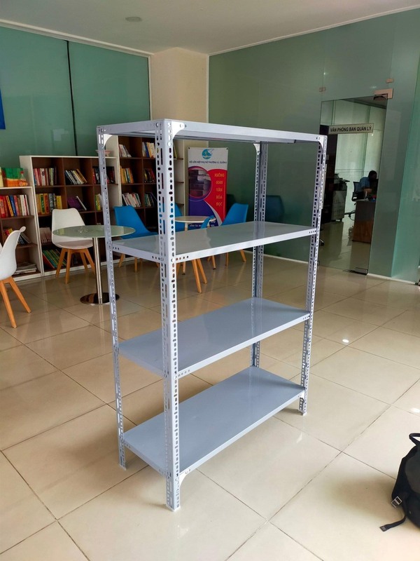 Kệ sắt V lỗ 4 tầng thường dùng để trữ hàng trong kho