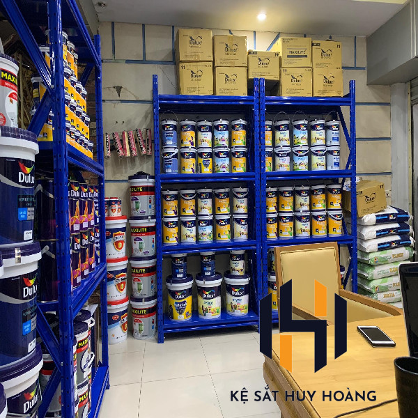 Sử dụng kệ sắt để hàng đúng tải trọng quy định